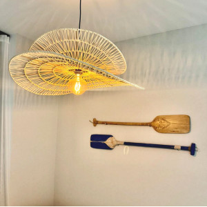 Rattanowa lampa do salonu