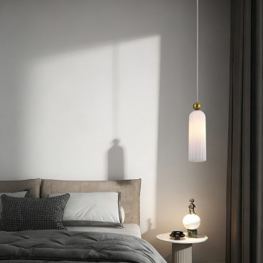 Lampa sufitowa Piega z białym ryflowanym kloszem i złotymi detalami